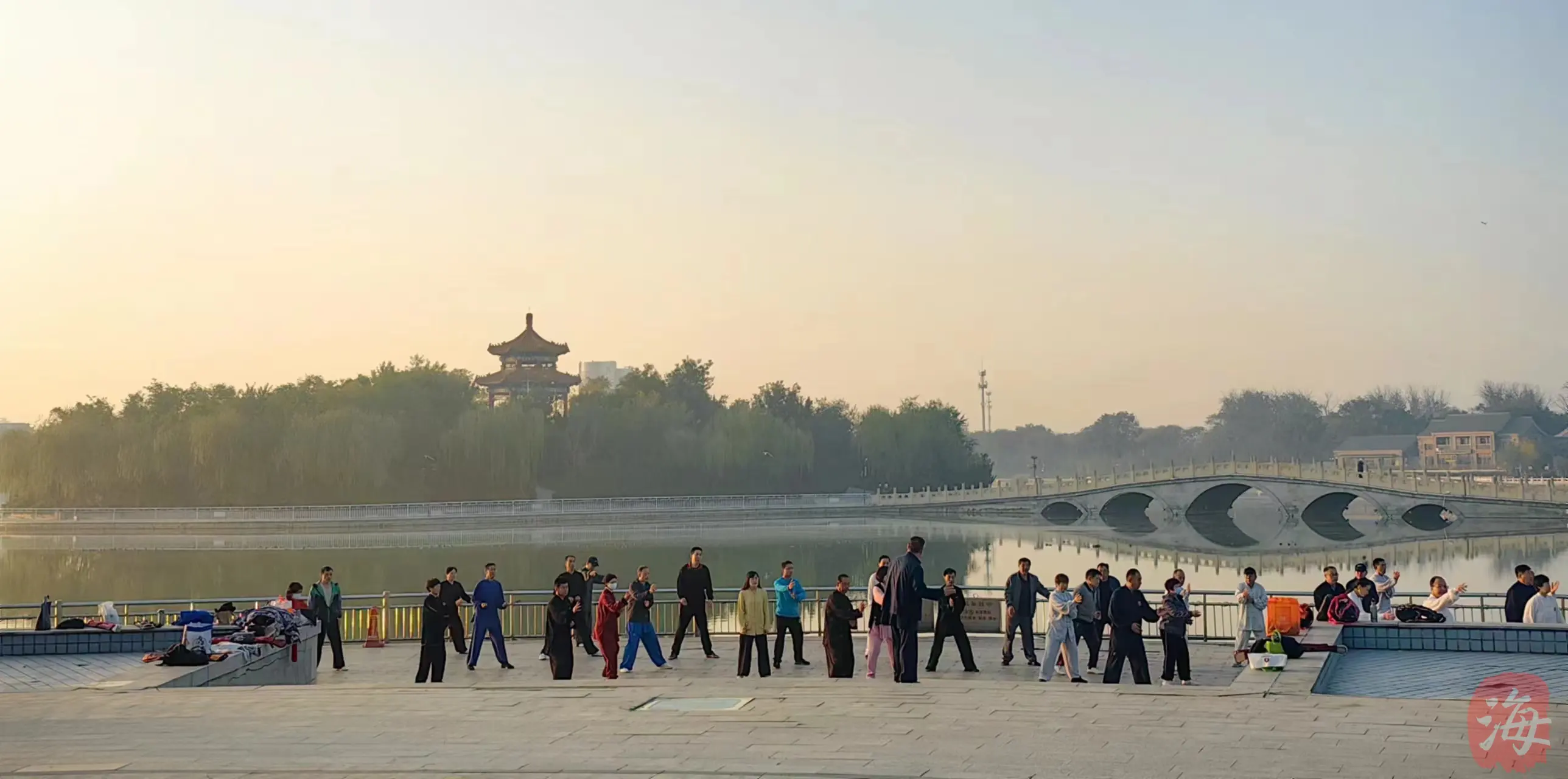 郭老师正在授拳